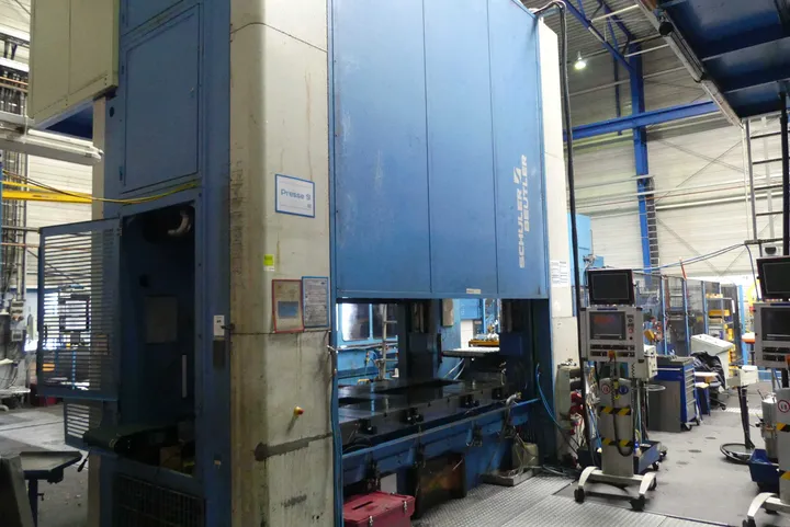 Presslinie SCHULER Beutler, Typ: Exzenterpresse MC4000 sowie Walzenvorschub/Materialdurchförderer und Richteinrichtung Presskraft 4.000kN